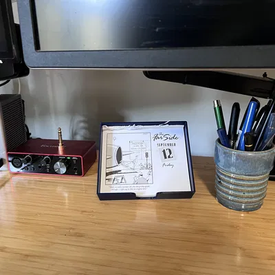 Giá đỡ lịch để bàn (vừa The Far Side 2025, 2026)