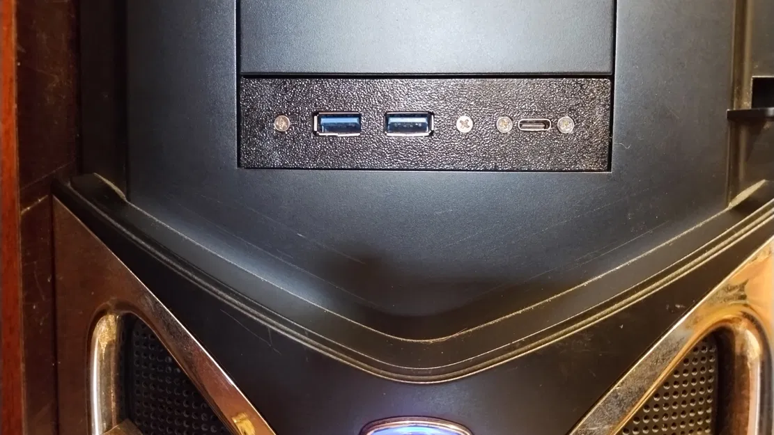 Nắp che khay 3.5" gắn USB-C và 2x USB-A - Image 1