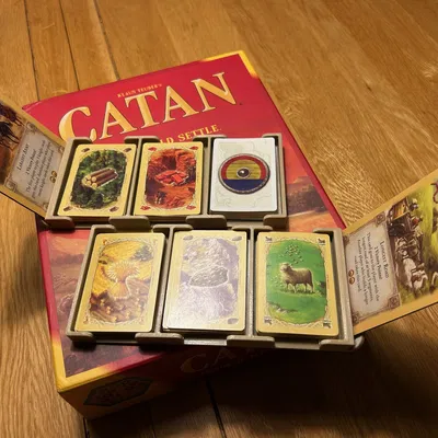Khay giữ thẻ Catan (gọn, low profile) – Catan Card Holder (compact)