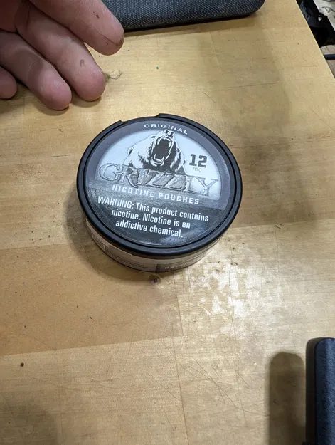 Giá kẹp túi nicotine gắn chắn nắng (Grizzly/Velo...), Zyn nhỏ quá - Image 1