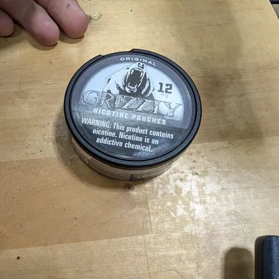 Giá kẹp túi nicotine gắn chắn nắng (Grizzly/Velo...), Zyn nhỏ quá