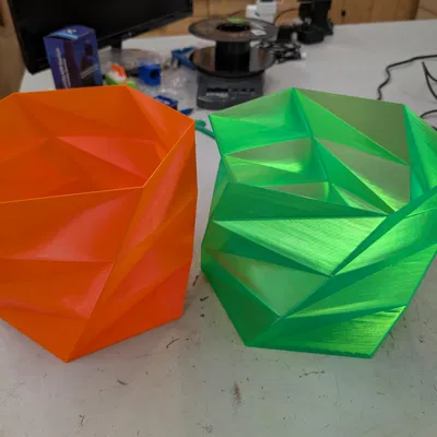 Thùng rác Faceted (Faceted Wastebasket)