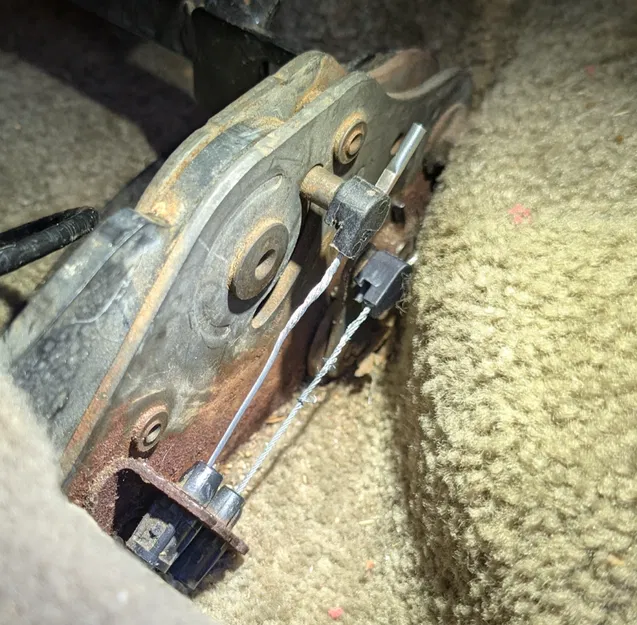 Đầu cáp ghế hàng 2 Tahoe 99-06 - Image 1