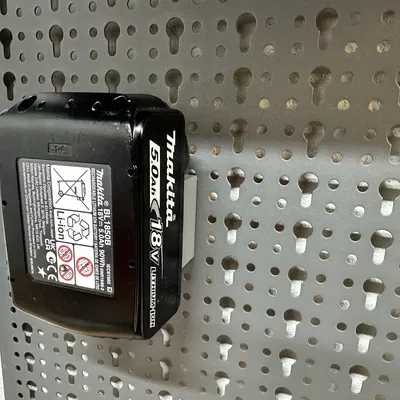 Khay treo pin Makita 18V cho bảng treo Küpper Pegboard (Lochwand)