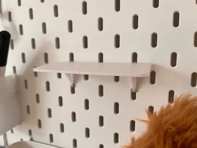 Kệ trưng bày cho bảng Ikea SKÅDIS - Image 1