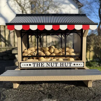 The Nut Hut – Máng ăn cho sóc (Squirrel Feeder)