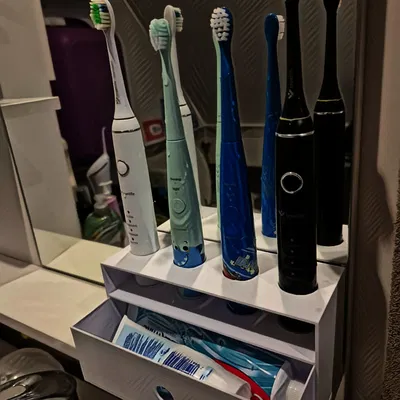 Kệ đựng bàn chải đánh răng có ngăn kéo (Stojan na zubní kartáčky)