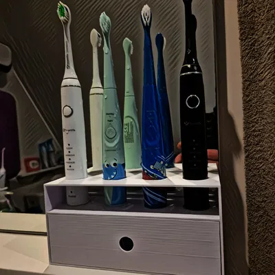 Kệ đựng bàn chải đánh răng có ngăn kéo (Stojan na zubní kartáčky)