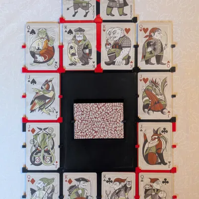 Kệ trưng bày bộ bài (Card Deck Display)