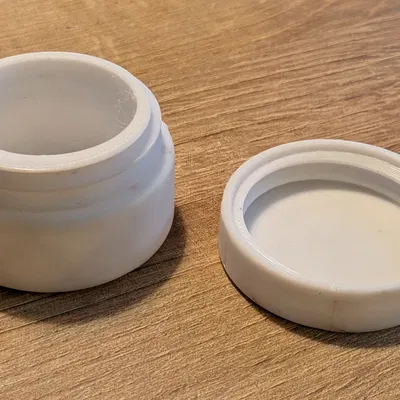 Hộp tròn có nắp vặn (Case with screw cap)