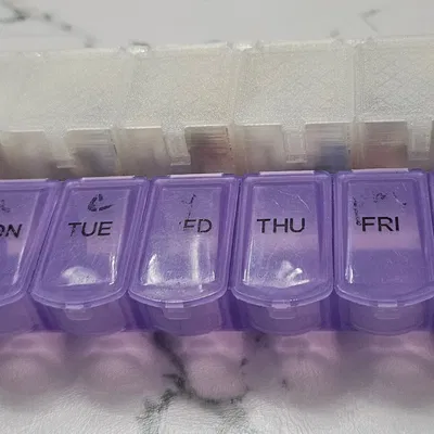 Hộp chia thuốc theo tuần (Weekly Pill Organizer)