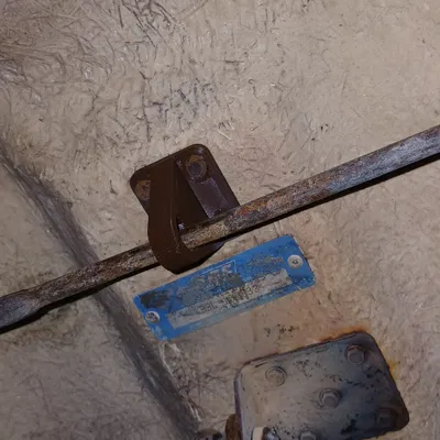 Giá đỡ thanh khóa nắp thùng xe Ford (truck topper locking bar holder)