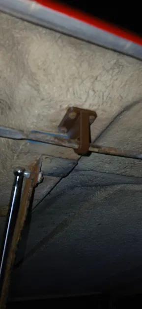 Giá đỡ thanh khóa nắp thùng xe Ford (truck topper locking bar holder) - Image 3