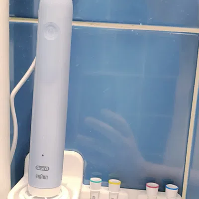 Oral-B: Đế sạc + khay giữ đầu phun/đầu thay thế