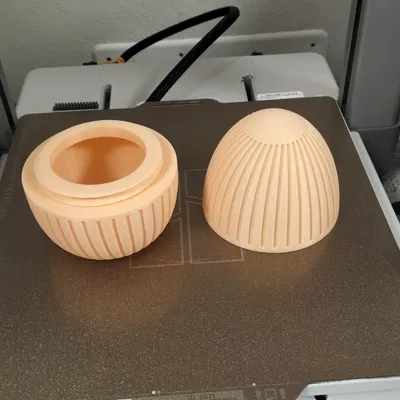 Trứng Phục Sinh (Easter egg) có nắp vặn