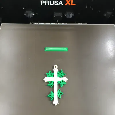 Thánh giá trang trí với họa tiết lá