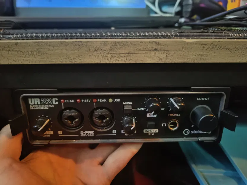 Giá gắn bàn cho Steinberg UR22C, chừa khe cho thanh 20mm - Image 2