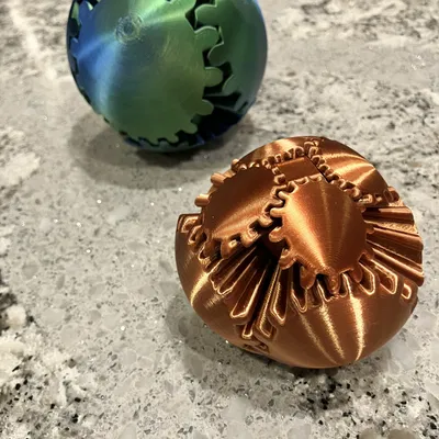 Gear Ball xoay tự do, bo cạnh mượt, an toàn cho bé