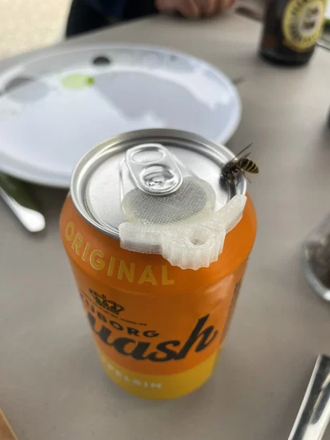 SlideSip: Nắp bấm gọn, trượt mở đơn giản cho lon soda - Image 3