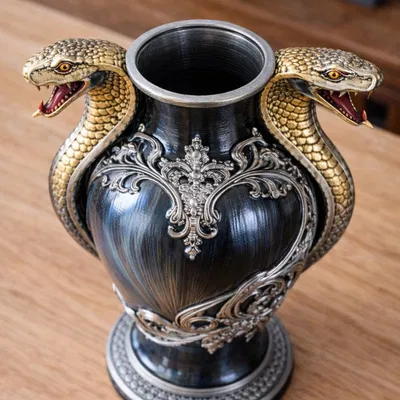 Bình hoa tay cầm hình rắn hổ mang (Cobra handled Vase)