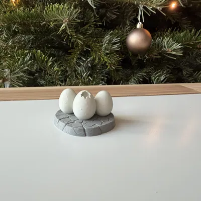 Trứng khủng long trên tảng đá