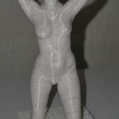 Tượng nude cô gái trẻ đeo kính râm