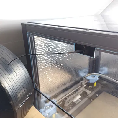 SV08 enclosure: pass-through filament flexible trên vách bên hông (không khoan)