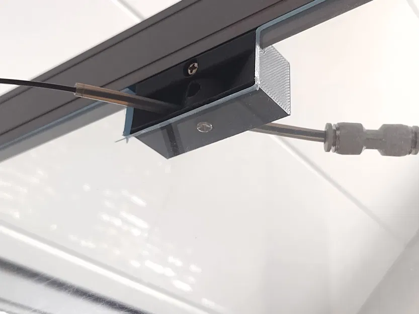 SV08 enclosure: pass-through filament flexible trên vách bên hông (không khoan) - Image 2