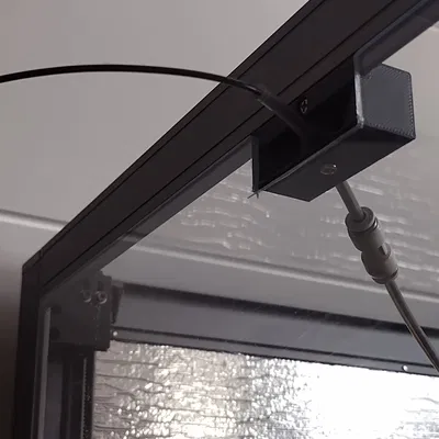 SV08 enclosure: pass-through filament flexible trên vách bên hông (không khoan)