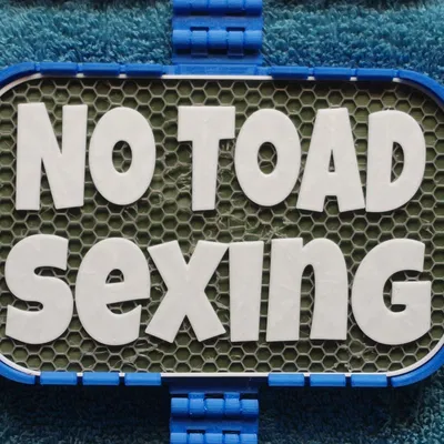 Bảng hiệu “No Toad Sexing”