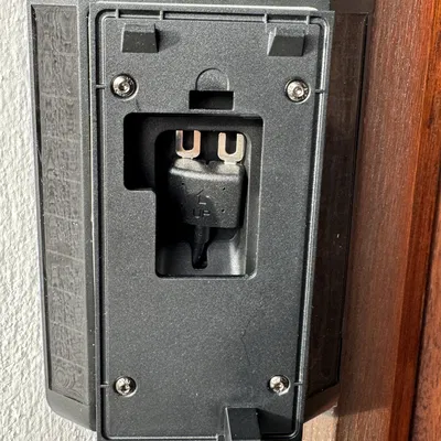 Tấm adapter gắn Ring Doorbell lên trạm sạc năng lượng mặt trời