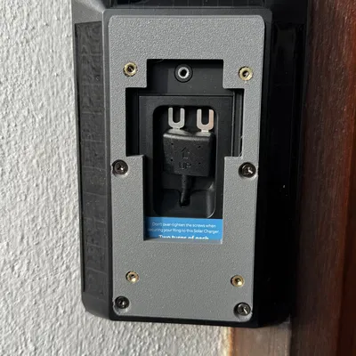 Tấm adapter gắn Ring Doorbell lên trạm sạc năng lượng mặt trời