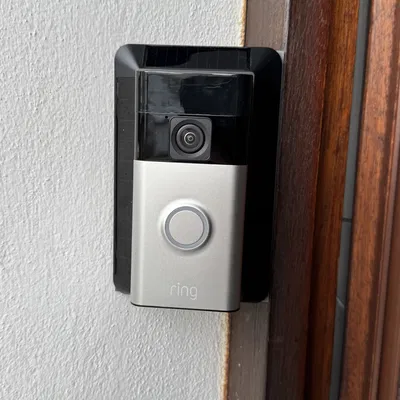 Tấm adapter gắn Ring Doorbell lên trạm sạc năng lượng mặt trời