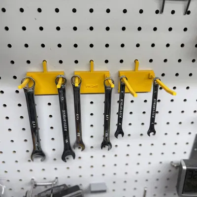 Giá treo pegboard cho búa, cờ lê vòng và kéo