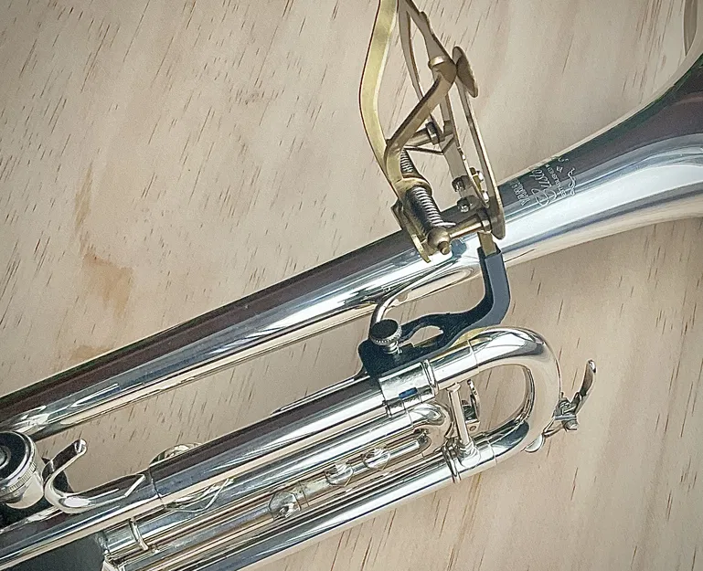 Ngàm giữ (retaining tab) cho giá kẹp lyre - Image 1