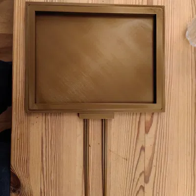 Khung ảnh có cọc cắm xuống đất