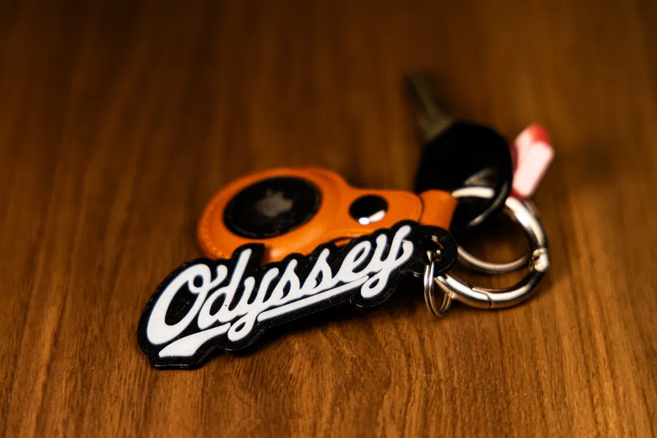 Móc khóa logo Odyssey - chữ viết tay (Cursive Style) - Image 1