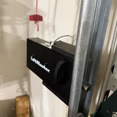 Bảo vệ chốt LiftMaster 841LM Deadbolt Protector