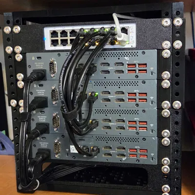 Tai rack 10 inch cho PC digital signage Seneca Element MP