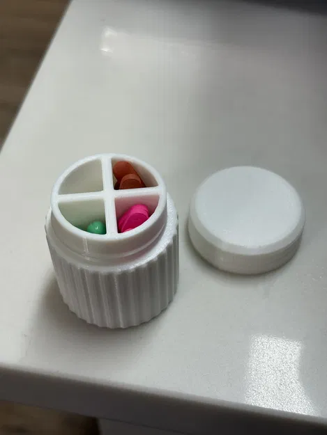 Chai đựng thuốc 4 ngăn (4 Sectioned Pill Bottle) - Image 1