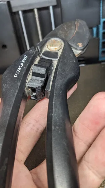 Kẹp trượt cho kéo làm vườn Fiskars - Image 1