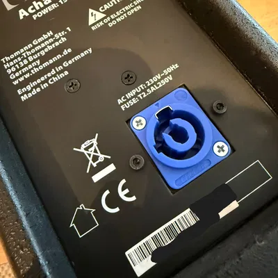 Adapter gắn Achat 204A: chuyển IEC sang PowerCON (mounting adapter)