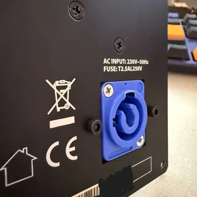 Adapter gắn Achat 204A: chuyển IEC sang PowerCON (mounting adapter)