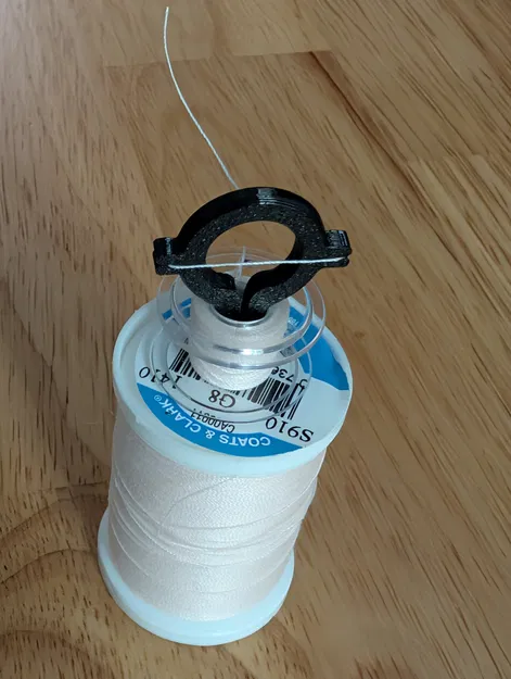 Giá giữ bobbin kèm chốt giữ đầu chỉ (Bobbin holder with thread capture) - Image 1