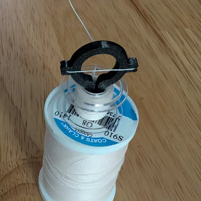 Giá giữ bobbin kèm chốt giữ đầu chỉ (Bobbin holder with thread capture)