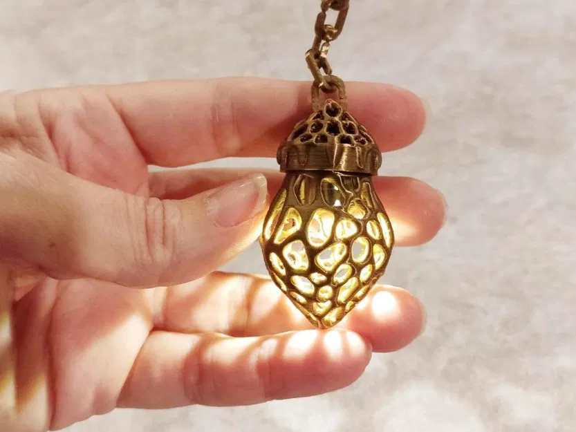 Mặt dây chuyền nhỏ hoa văn đục lỗ – Khuếch tán tinh dầu & đèn mini - Image 1