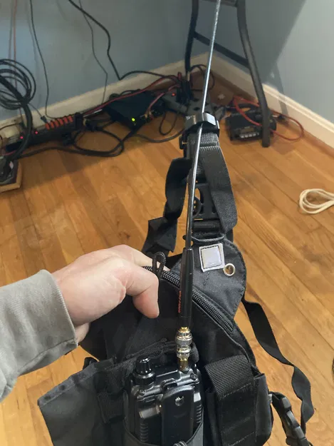 Kẹp anten cho đai đeo phía trước (Antenna Clip for front carrier) - Image 1