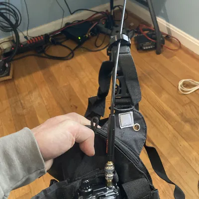 Kẹp anten cho đai đeo phía trước (Antenna Clip for front carrier)