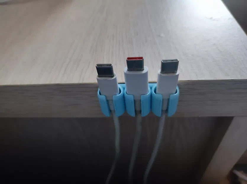 Kệ giữ cáp USB C ba cổng - Image 1