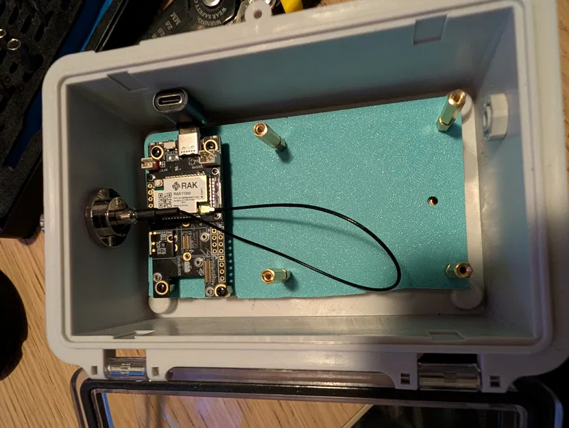 RAK19007 & RAK19003 + mounting plate sạc solar 18650 cho hộp điện - Image 1